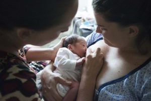 nico-fotografia-reportage-di-nascita-casa-maternità-primo-attacco-allattamento-Yuri