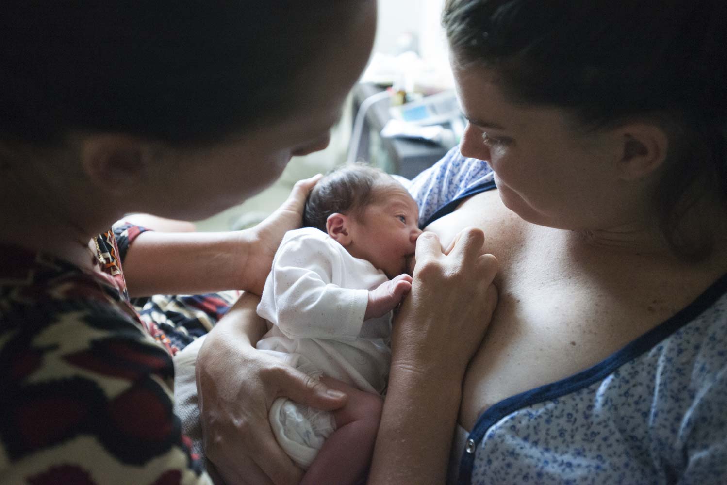 nico-fotografia-reportage-di-nascita-casa-maternità-primo-attacco-allattamento-Yuri