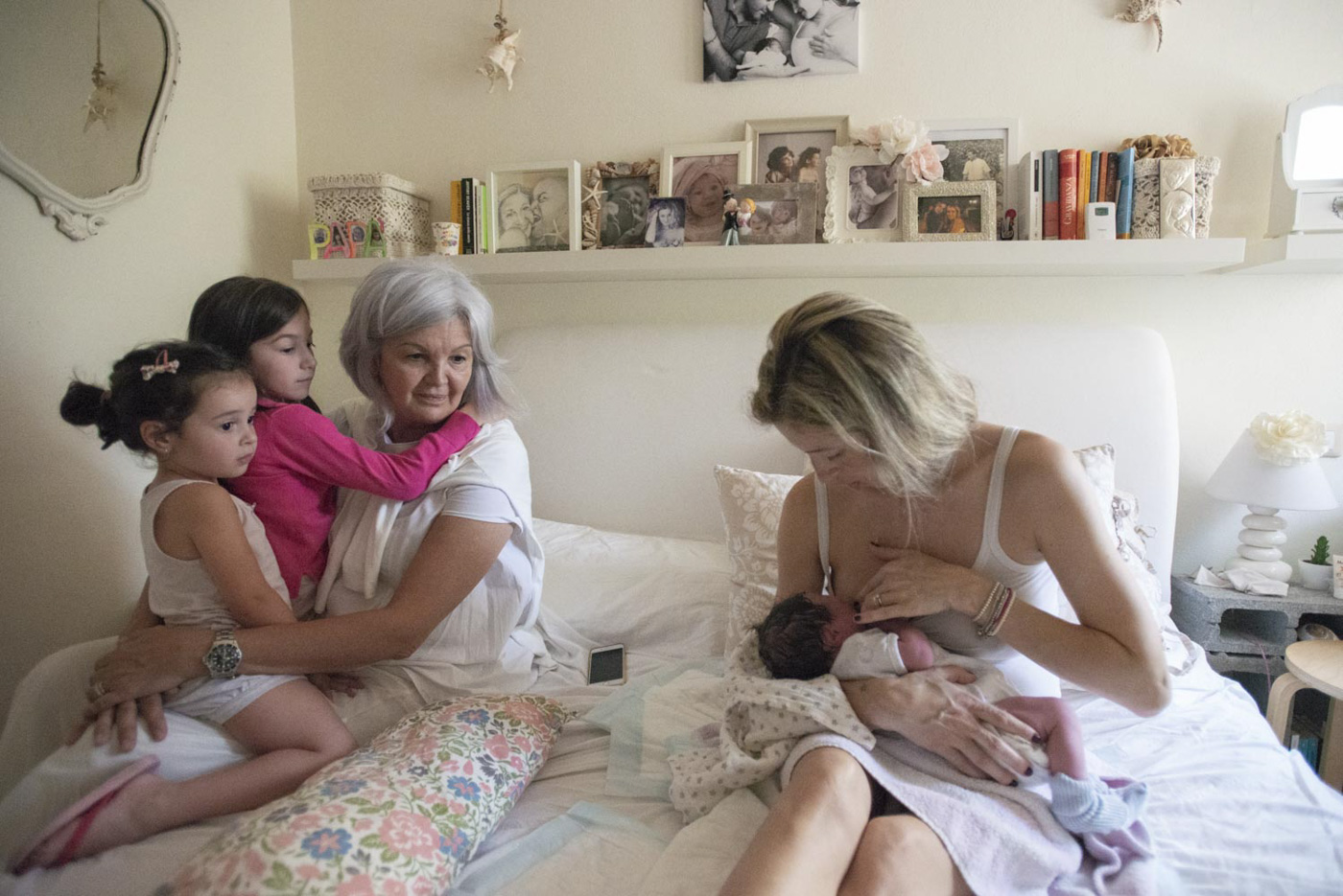 nico-fotografia-reportage-di-nascita-in-casa-edoardo-birth-photography-incontro-con-sorelle