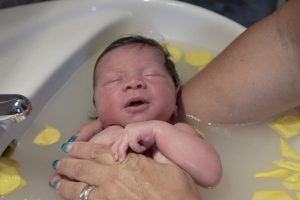 nicoletta_valdisteno_fotografia-primo-bagnetto-parto-in-casa